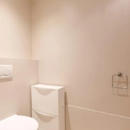 Magnificent Listed Ground Floor Air-conditioned With Wifi شقة
