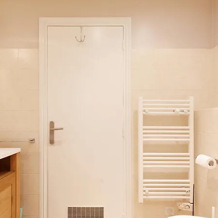 Magnificent Listed Ground Floor Air-conditioned With Wifi شقة