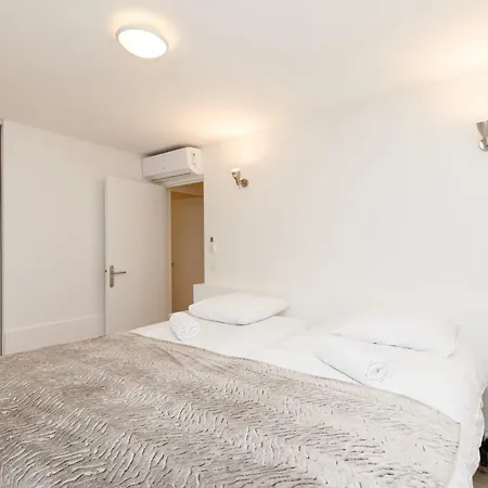 Magnificent Listed Ground Floor Air-conditioned With Wifi *