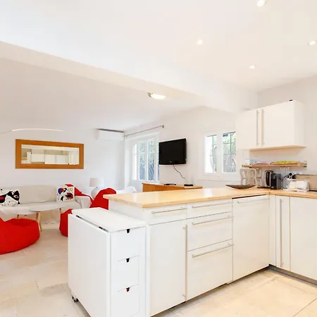 Magnificent Listed Ground Floor Air-conditioned With Wifi Apartmán *