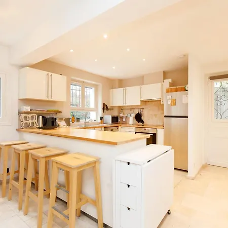Magnificent Listed Ground Floor Air-conditioned With Wifi شقة *