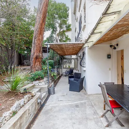 Magnificent Listed Ground Floor Air-conditioned With Wifi شقة